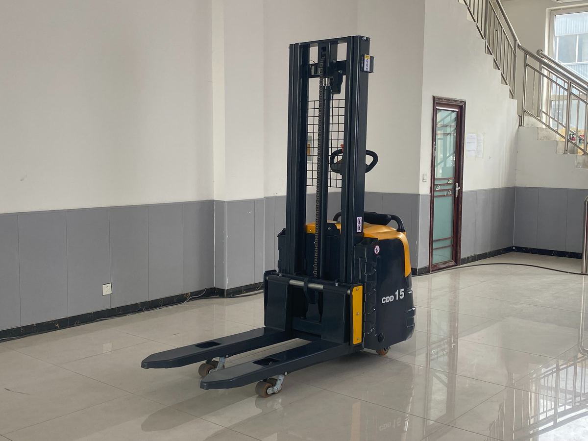 HG-CDD15 1.5Ton Electric Pallet Stacker 3